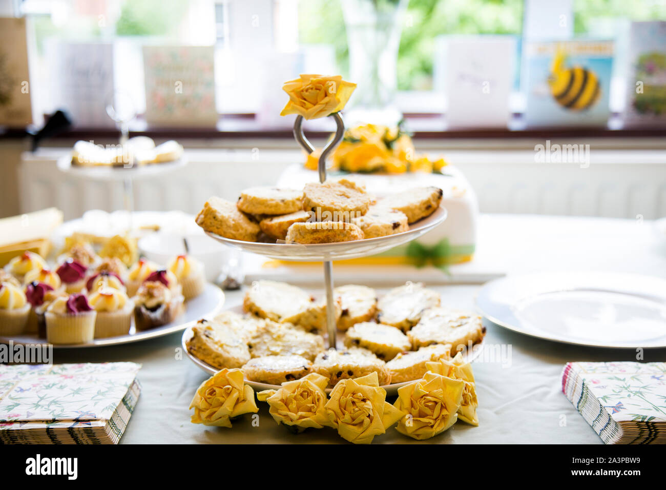Multi Tier Platte mit Scones, die bereit für eine anspruchsvolle Partei Stockfoto