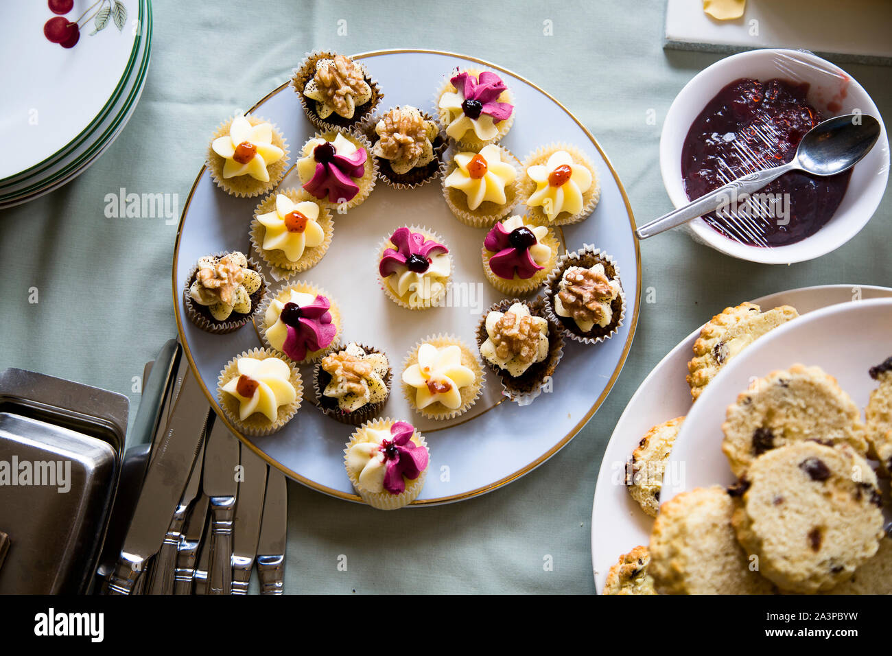 Mini Desserts präsentiert auf einer Schüssel bereit für eine anspruchsvolle Partei Stockfoto