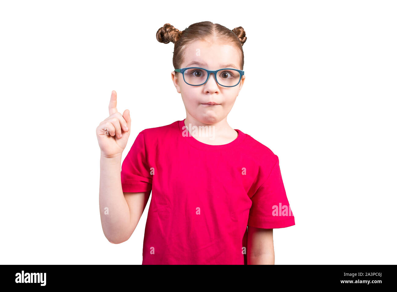 Ein kleines Mädchen mit Brille, hatte eine Idee. Auf einem weißen Hintergrund. Stockfoto