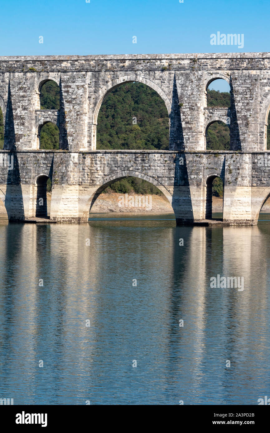 Maglova Arch (malova) oder Muallakkemer, ein Aquädukt von Mimar Sinan über das Tal von alibey Creek zwischen 1554-1562 in der Nähe von Istanbul, Türkei gebaut Stockfoto