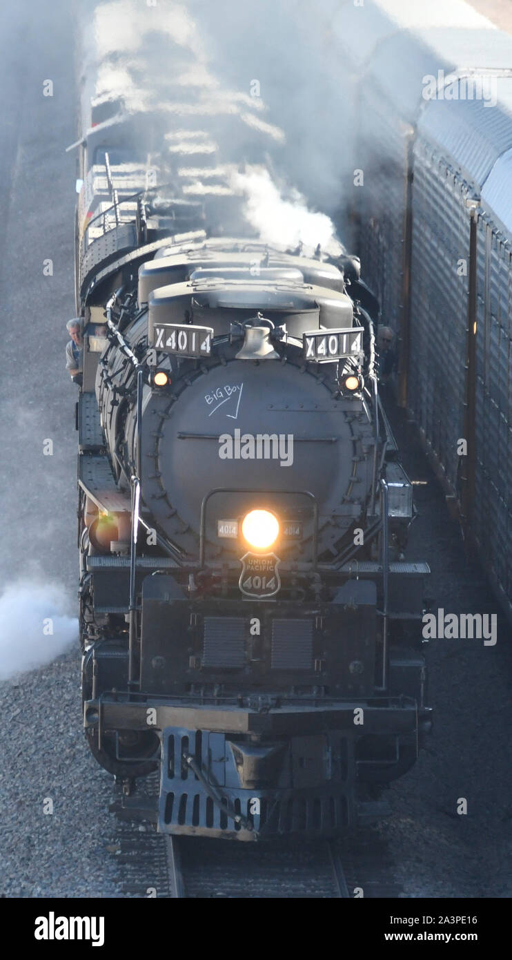 Die eine und einzige Läuft Steam Train'' BigBoy-1404'' geht weiter Es ist USA Tour Mittwoch durch Barstow CA, 01.10.9.2019. Union Pacific??? s historische Big Boy Lokomotive tourt der Union Pacific, das im gesamten Jahr 2019 die transkontinentale Eisenbahn zu gedenken??? s 150-jähriges Bestehen. Die welt???s größte Dampflokomotive, Union Pacific??? s Big Boy, wird auf eine dritte und letzte Tour, die der hohen Wüste diese Woche gehören wird. Die Tour der 150. Jahrestag der transkontinentalen Eisenbahn Abschluss feiert, Zug Enthusiasten/Zug buffs über den Vereinigten Staaten ein Stockfoto