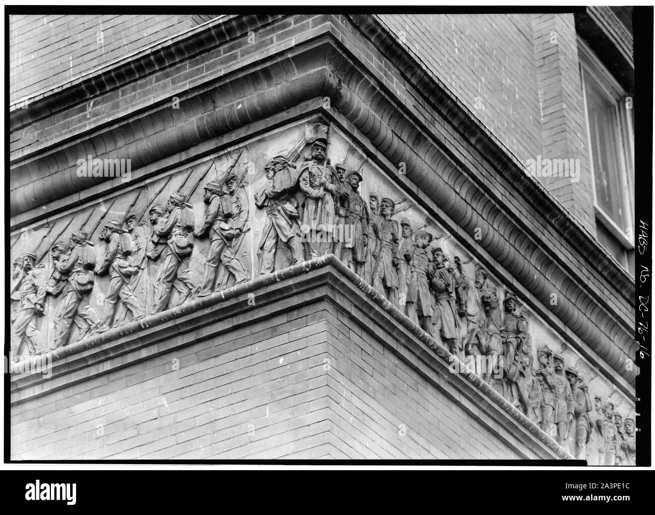 Interieur, zentralen Hof, auf der Suche nach Westen Deutsch: 16. Südosten, DETAIL, Terra-cotta FRIES ZWISCHEN DEM ERSTEN UND ZWEITEN GESCHICHTEN - Pension Gebäude, 440 G Street Northwest, Washington, District of Columbia, DC Stockfoto