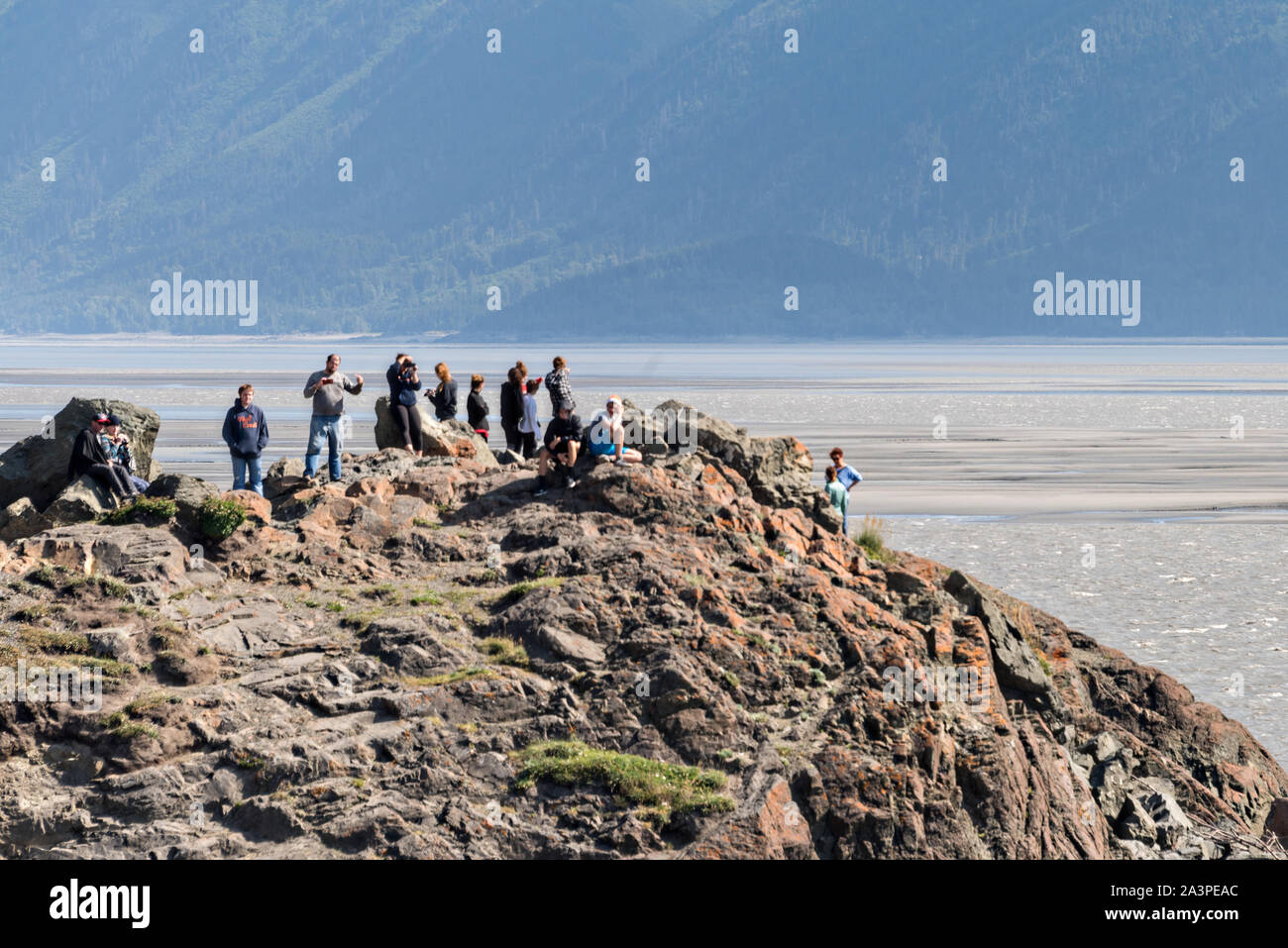 Besucher sehen die Bohrung Flut von Beluga Punkt entlang der Turnagain Arm außerhalb Anchorage, Alaska. Stockfoto