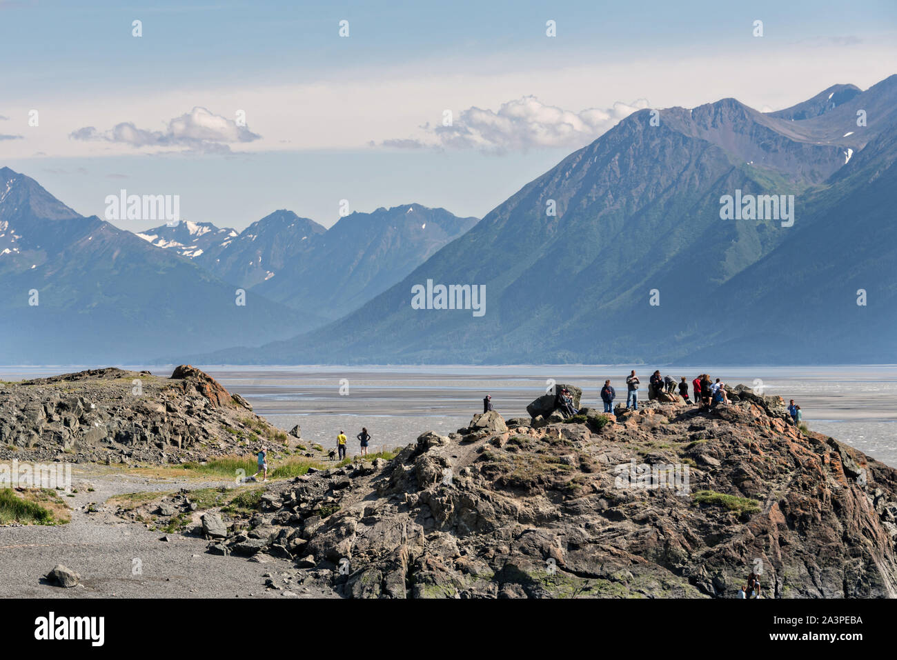 Besucher sehen die Bohrung Flut von Beluga Punkt entlang der Turnagain Arm außerhalb Anchorage, Alaska. Stockfoto