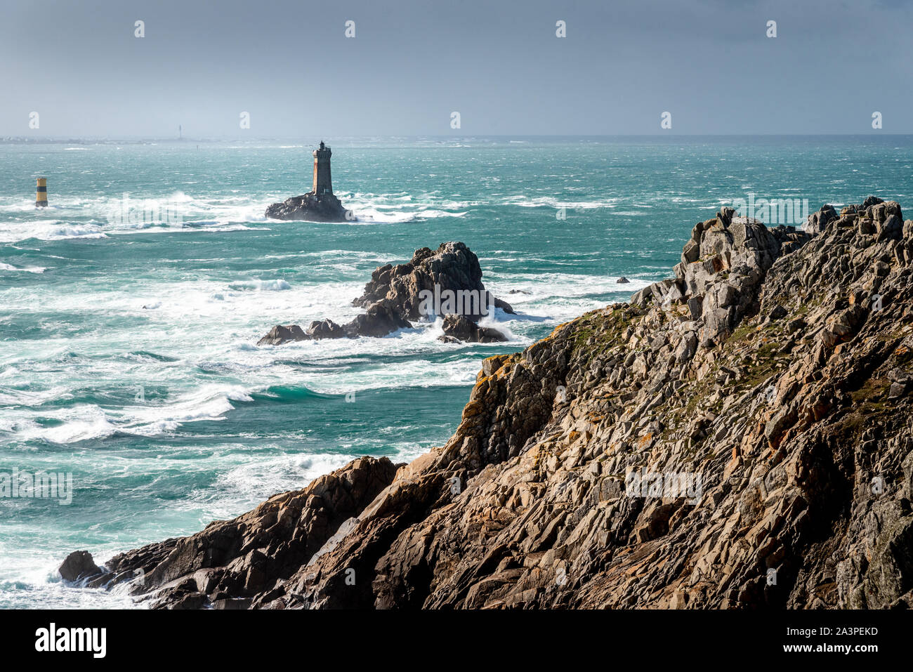 Die Pointe du Raz, Bretagne. In diesem felsigen Kap Gesichter der Insel Sein. Die riesigen Wellen des Atlantiks sind auf den Felsen zerschmettert. Stockfoto