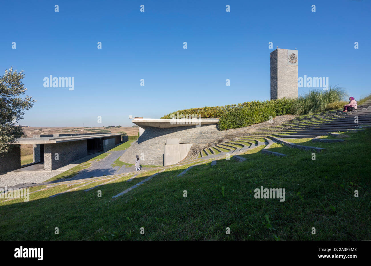 Schritte, die zu versunkenen Gebet Hall, Sancaklar Moschee, im Stadtteil Büyükçekmece, einem Vorort von Istanbul, Türkei, vom Architekten Emre Arolat. Stockfoto