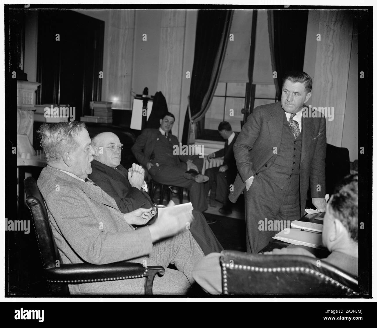 Südliche Bauern fordern grundlegende Prinzipien der New Deal Bauernhof Programm beibehalten werden. Washington, D.C., 9. Die beiden südlichen Senatoren Ellison D. Smith, links, von South Carolina, Vorsitzender des Ausschusses für Landwirtschaft des Senats, und John H. Bankhead von Alabama, hören konzentriert zu, Ranson Aldridge, Präsident der Mississippi Farm Föderation, heute eine Gruppe von Senatoren und Repräsentanten, die Südlichen Bauern wollen die Grundprinzipien des New Deal Bauernhof Programm erhalten aber gleichzeitig der Meinung, dass zusätzliche Mittel für die Zahlungen an die Erzeuger zugeteilt werden sollte, 1/9/39 Stockfoto