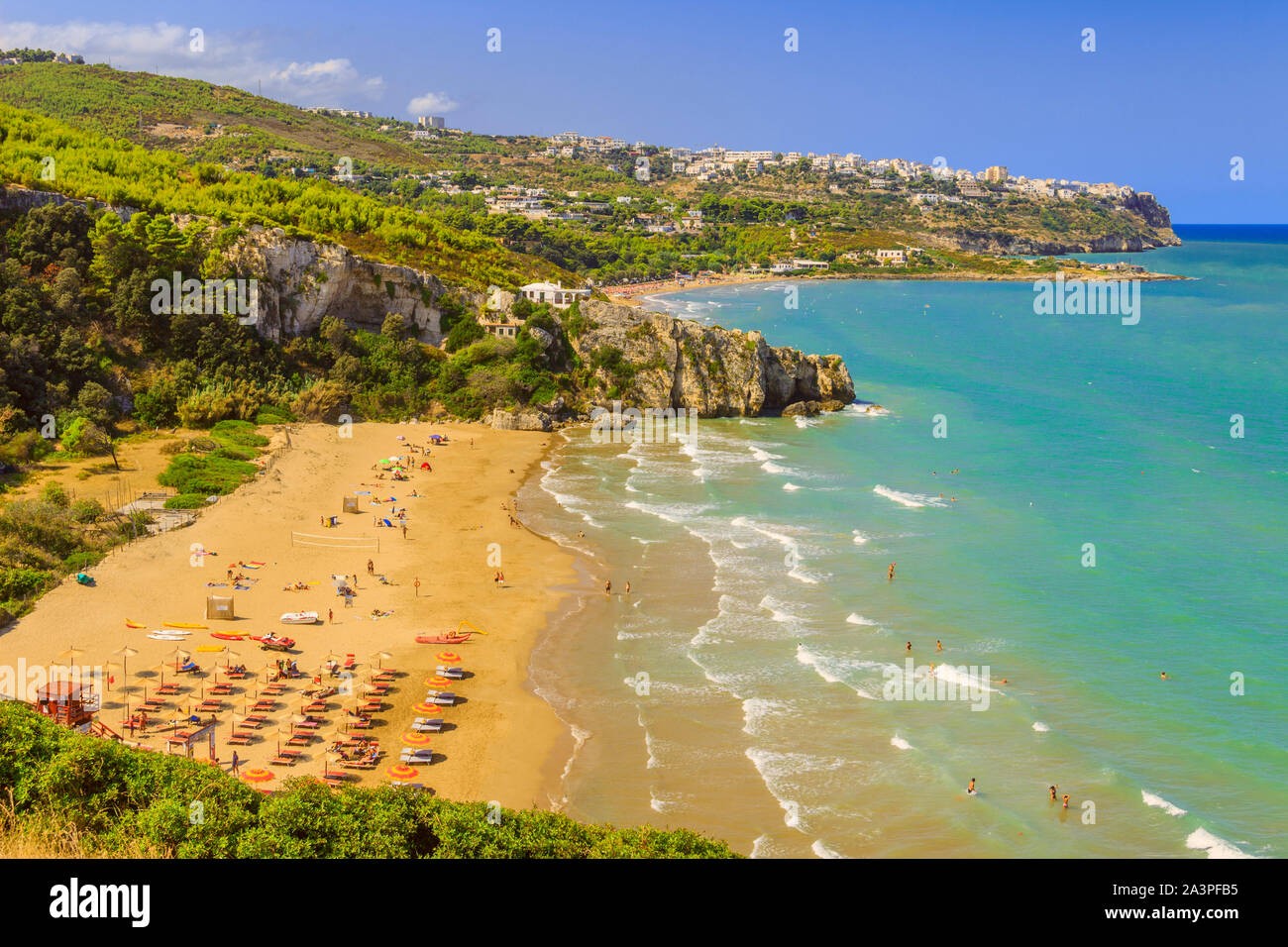 Die schönsten Strände von Apulien: Zaiana Bucht, die von zwei Felsen umschlossen, erstreckt sich wenige Kilometer von Vieste, Gargano, Italien. Stockfoto