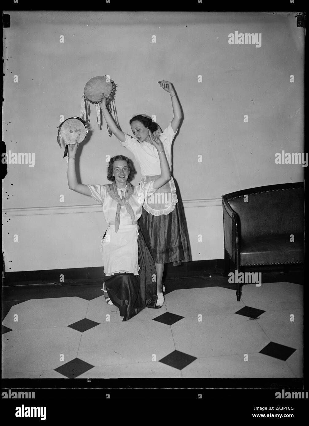 Spanische Tänzerinnen. Kniend, Betty Ross, Zellah Bladen, beide von Washington D.C. Land Frauen der Welt Übereinkommen Stockfoto