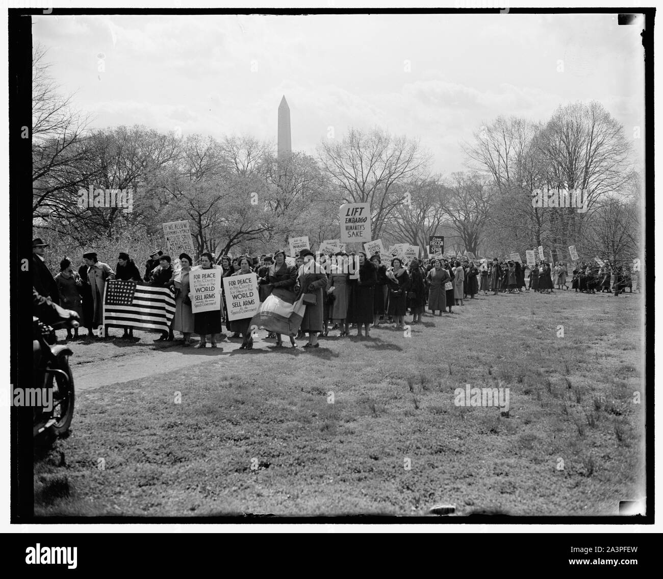 Spanische Frauen zu State Department protestieren. Washington, D.C., den 4. April. 3000 Spanisch geboren Frauen von großer Städte, geführt von der Witwe eines Amerikanischen getötet im Spanischen Bürgerkrieg, marschierte auf das State Department, wo Sie heute eine förmliche Einrede, das Waffenembargo gegen die demokratisch gewählte Regierung von Spanien zu widerrufen. Die Witwe, die die Delegation war Frau Ernestina Gonzales, Ph.D. und ehemalige Direktor der Universität Madrid Bibliothek, 4/4/38 Stockfoto