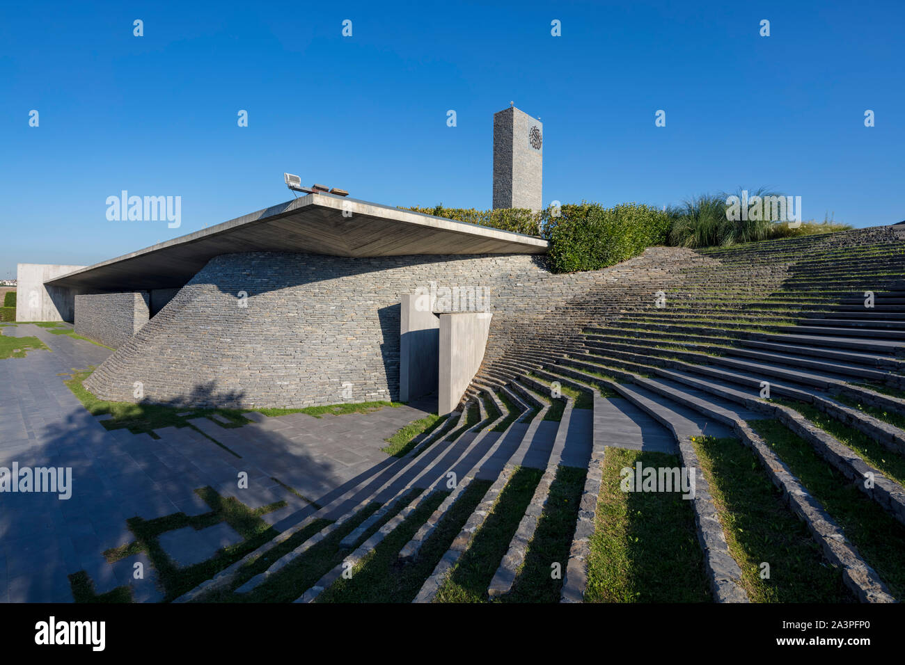 Schritte, die zu versunkenen Gebet Hall, Sancaklar Moschee, im Stadtteil Büyükçekmece, einem Vorort von Istanbul, Türkei, vom Architekten Emre Arolat. Stockfoto