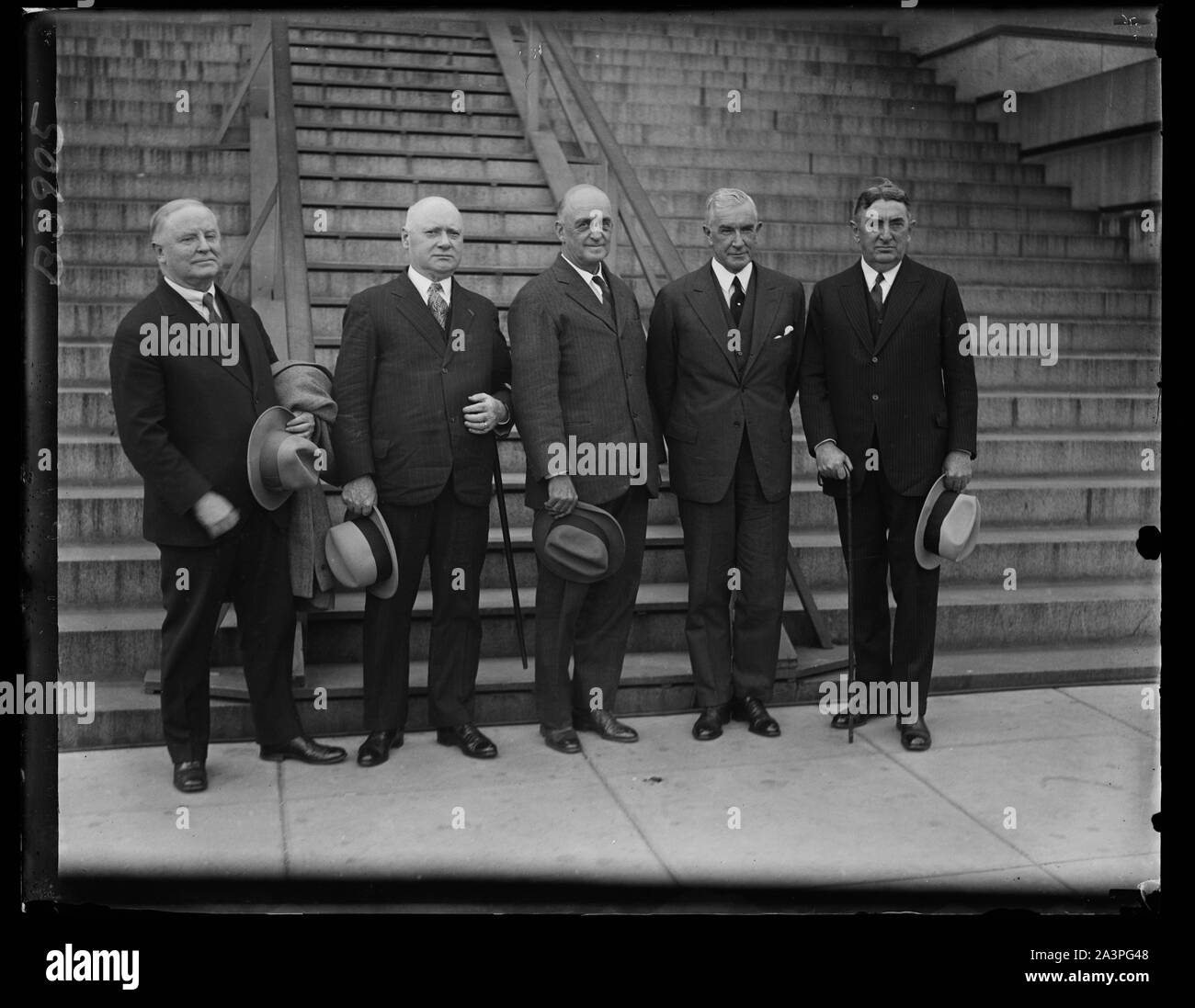 Spezielle Haiti Kommission legt Bericht an Präsident Hoover. Die spezielle Forbes haitianischen Untersuchungskommission auf Präsident Hoover, der heute seinen Bericht zu präsentieren. Es wurde erwartet, dass die Ausarbeitung des Berichts woulld empfehlen, den Abzug der amerikanischen Marines aus Haiti so bald wie möglich. Auf dem Foto von links nach rechts: William Allen White Elie Vezina W. Cameron Forbes, Vorsitzender Henry P. Fletcher und James Kearney Stockfoto