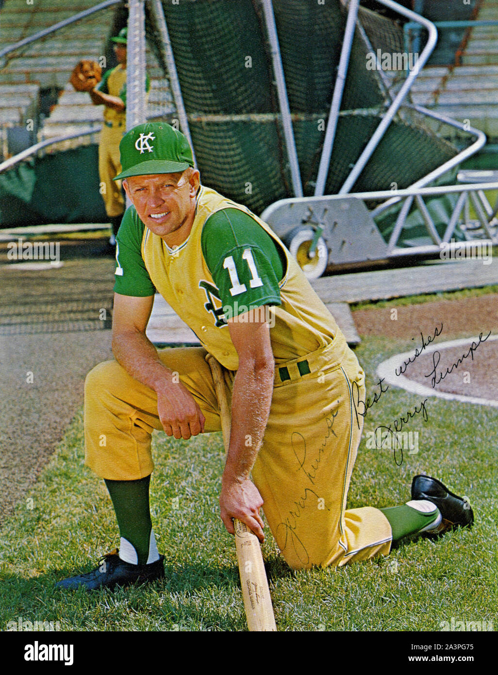1960s Era Farbe souvenir autographiertes Foto von Kansas City Athletics Spieler Jerry Lumpe in gelben und grünen Uniform. Stockfoto
