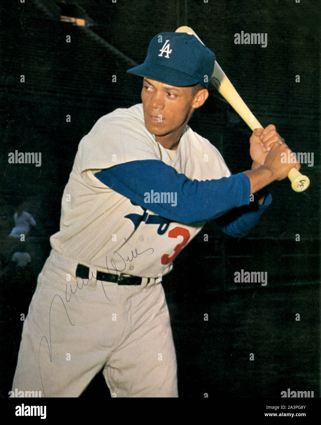 Maury Wills war eine ikonische Baseball Spieler mit den Los Angeles Dodgers in den frühen 1960er Jahren für seine Geschwindigkeit und Fähigkeit Basen zu stehlen. Stockfoto