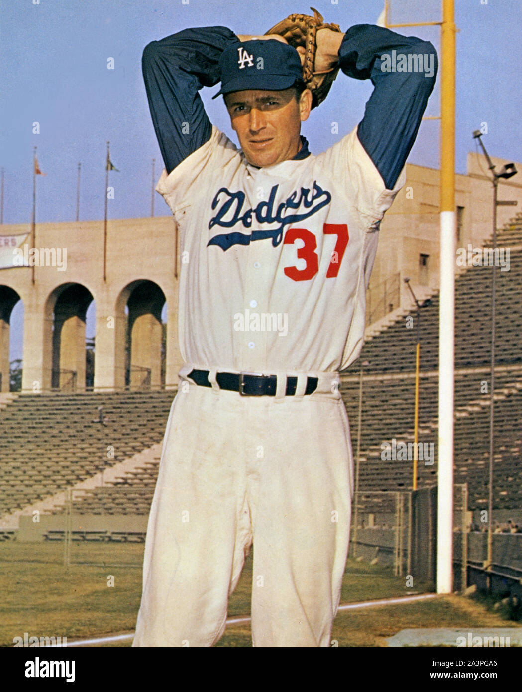 Los Angeles Dodgers Pitcher Ed Roebuck am Memorial Coliseum, wo die Schwindler, die zwischen 1958 und 1961 gespielt. Stockfoto