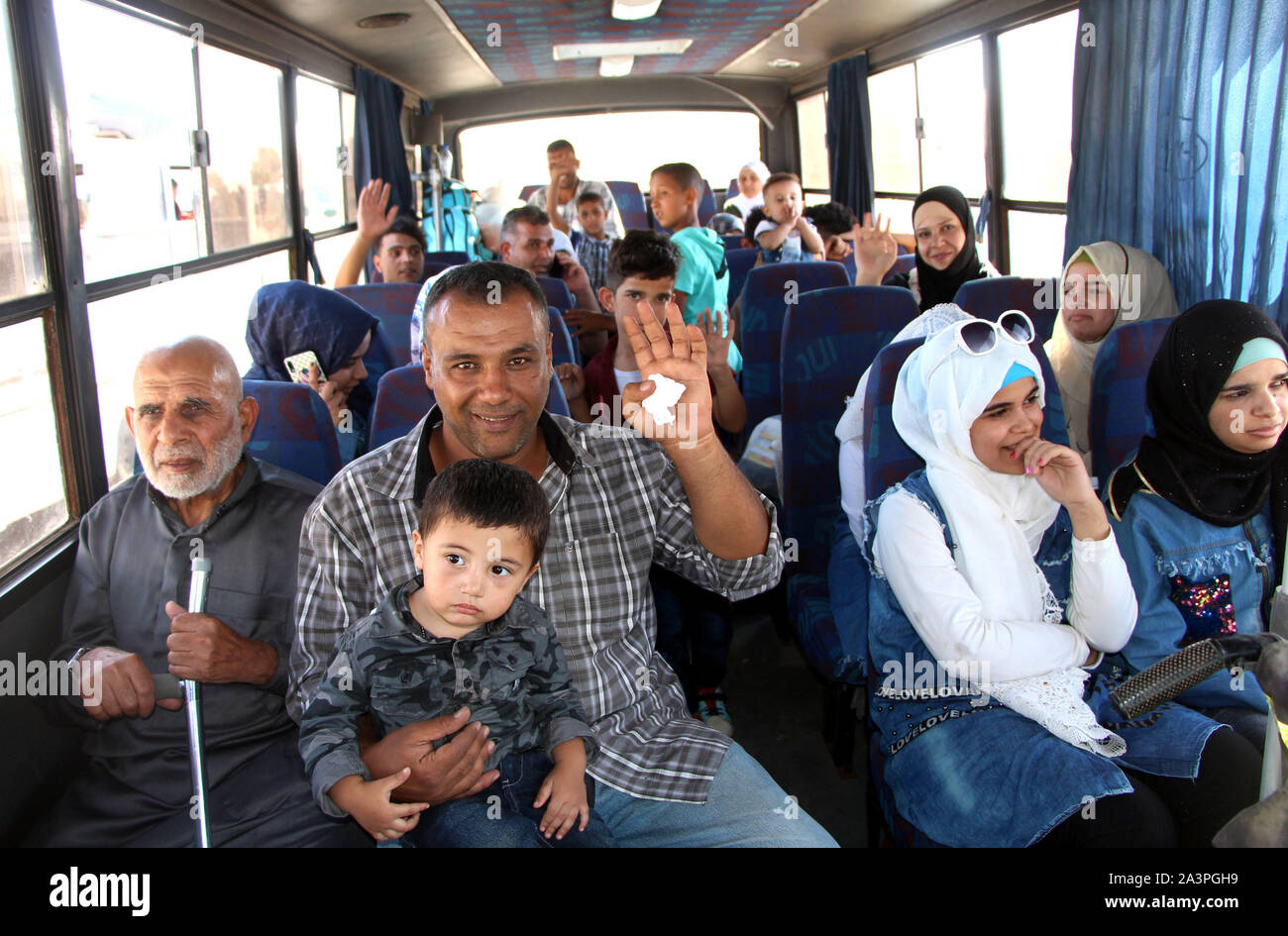 (191009) - DARAA (Syrien), Oktober 9, 2019 (Xinhua) - syrische Flüchtlinge aus Jordanien an der Nasib Grenzübergang in der südlichen Provinz Daraa, Syrien, am Okt. 9, 2019 gesehen. Chargen des syrischen Flüchtlinge zurückgekehrt in das südliche Syrien aus Jordanien am Mittwoch nach Angaben der staatlichen Nachrichtenagentur SANA. (Xinhua) Stockfoto