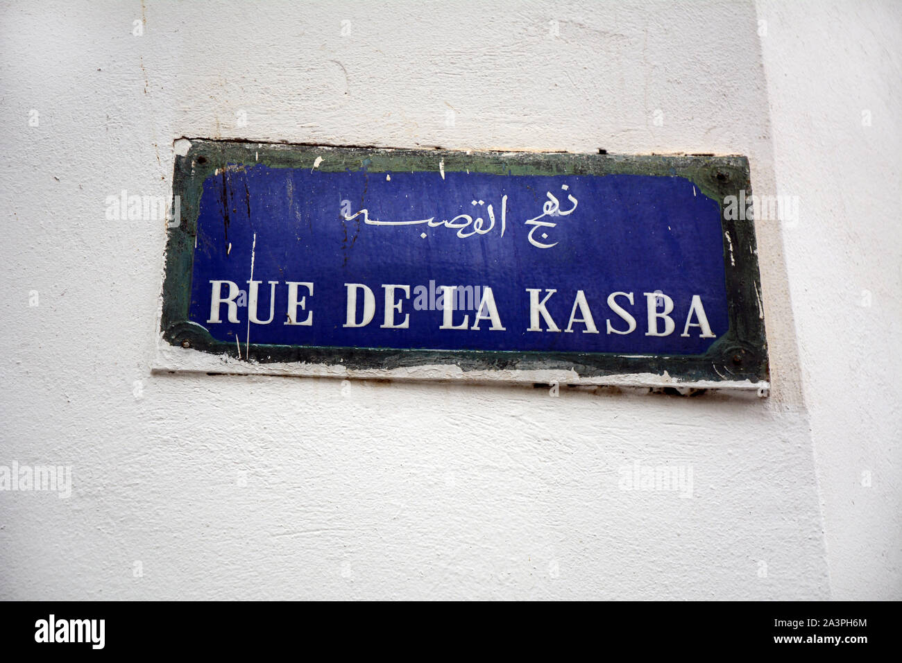 Ein straßenschild in Französisch und Arabisch in der Rue De La Kasba gefunden in der Kasbah Viertel der Medina (Altstadt) von Tunis, Tunesien. Stockfoto