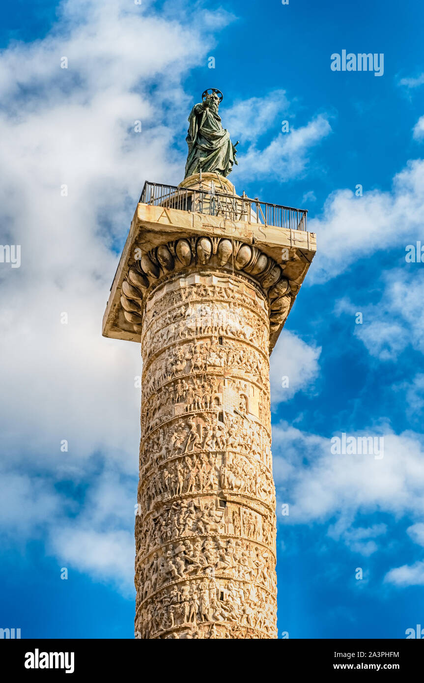 Die Spalte des Marcus Aurelius, alte Siegessäule und Wahrzeichen in der Piazza Colonna, Rom, Italien Stockfoto