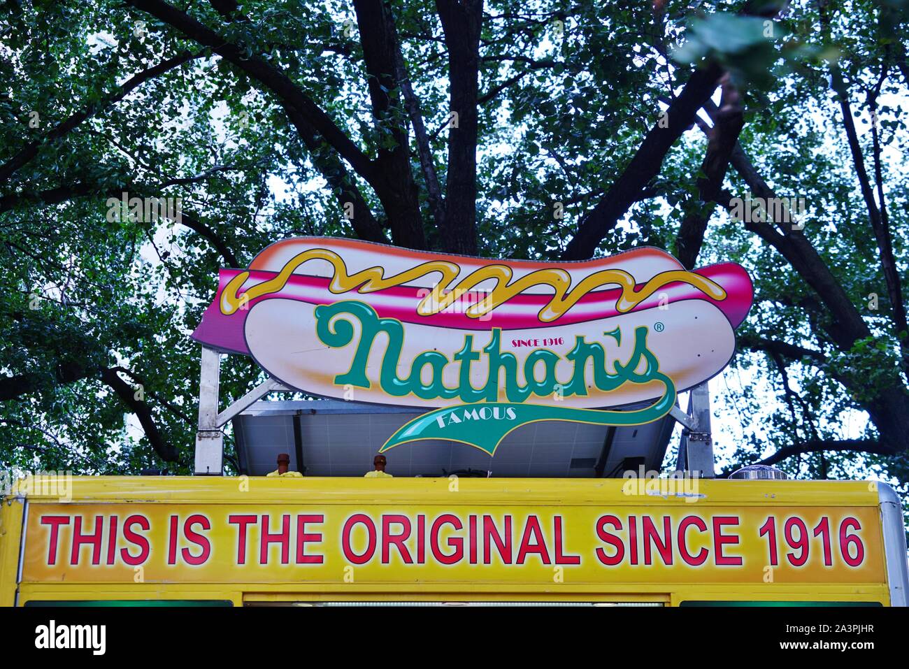 NEW YORK CITY, NY-4 OKT 2019 - Blick auf Nathan's berühmten Hot Dogs Warenkorb auf der Fifth Avenue in Manhattan, New York City, USA Stockfoto