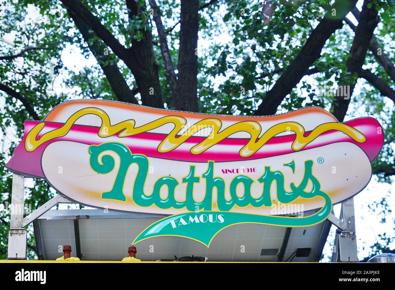 NEW YORK CITY, NY-4 OKT 2019 - Blick auf Nathan's berühmten Hot Dogs Warenkorb auf der Fifth Avenue in Manhattan, New York City, USA Stockfoto