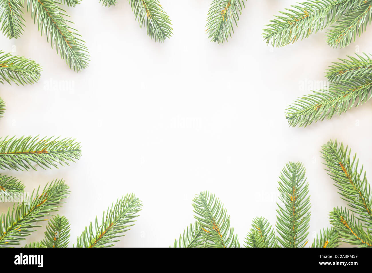 Urlaub Weihnachten Karte Hintergrund mit festlichen Dekoration Kugel, Sterne, Schneeflocken, Geschenkbox, Tannenzapfen auf einem weißen Hintergrund von Flach, Ansicht von oben. Stockfoto