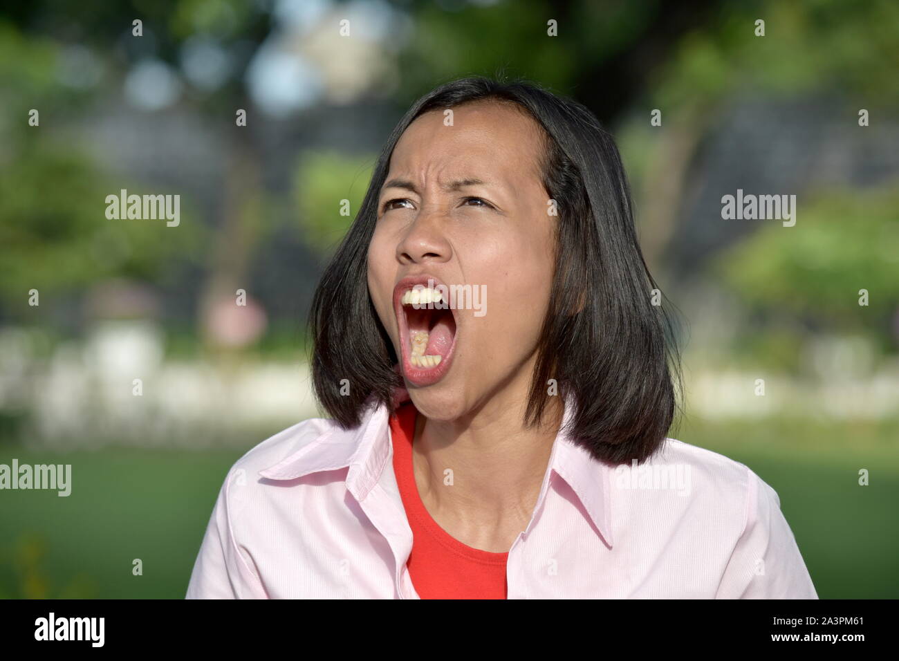 Ein Umkippen schöne asiatische Frau Stockfoto