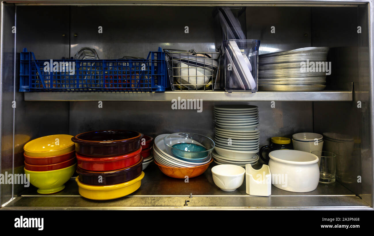 Diverse Küchenutensilien in Edelstahl Industrie Schrank gestapelt Stockfoto