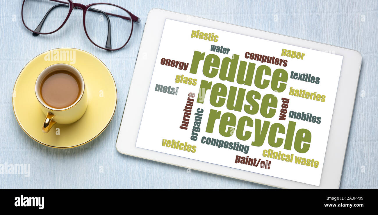 Reduse, Wiederverwenden, Recyceln word Cloud, flach mit einem digitalen Tablet und Kaffee, Umwelt Erhaltung und Nachhaltigkeit Konzept Stockfoto