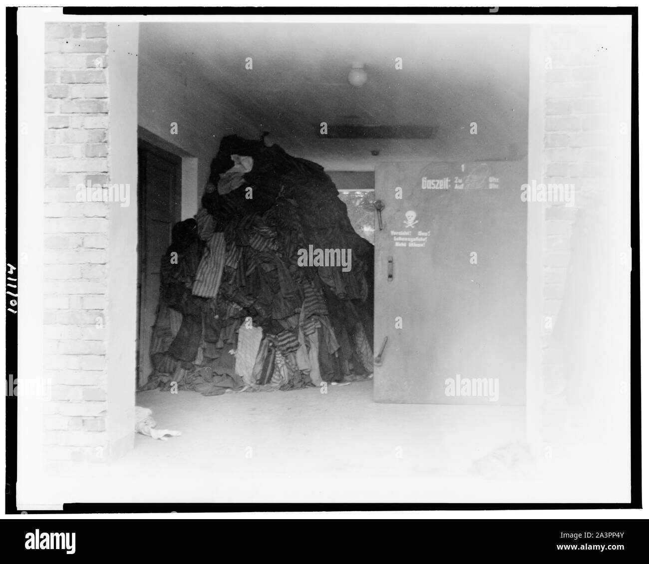 Stapel von Kleidung, vor allem Gefängnis Uniformen, in einem unbekannten deutschen Konzentrationslager Stockfoto