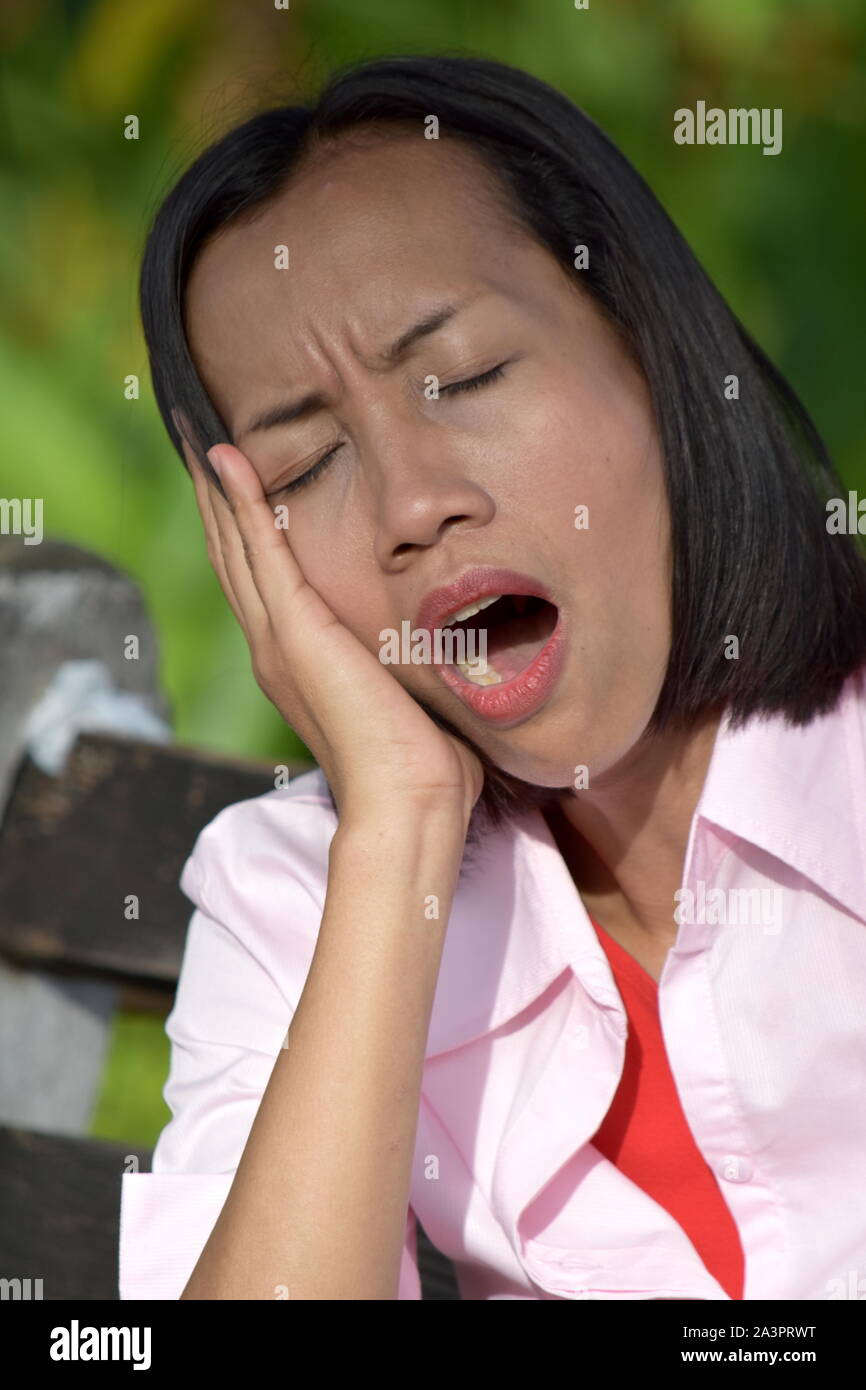 Müde Filipina Frau Stockfoto