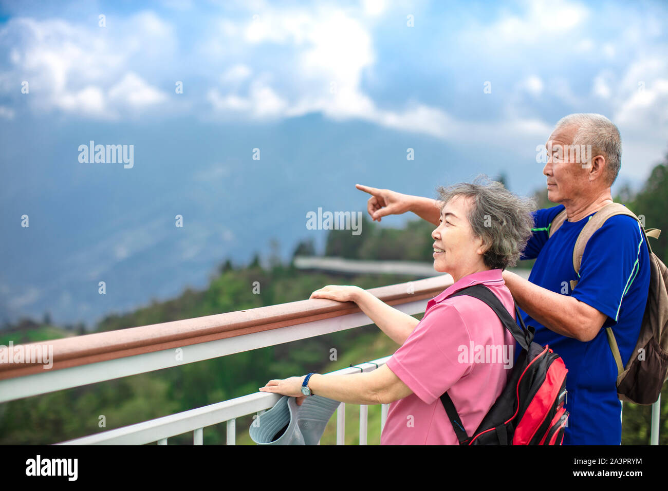 Asiatische Senior Paar wandern in den Mountain Park Stockfoto