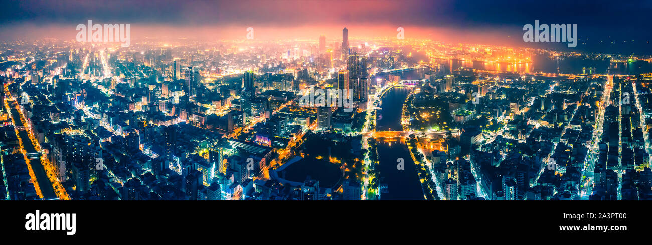 Antenne Panoramablick von Kaohsiung City Skyline bei Nacht. Taiwan Stockfoto