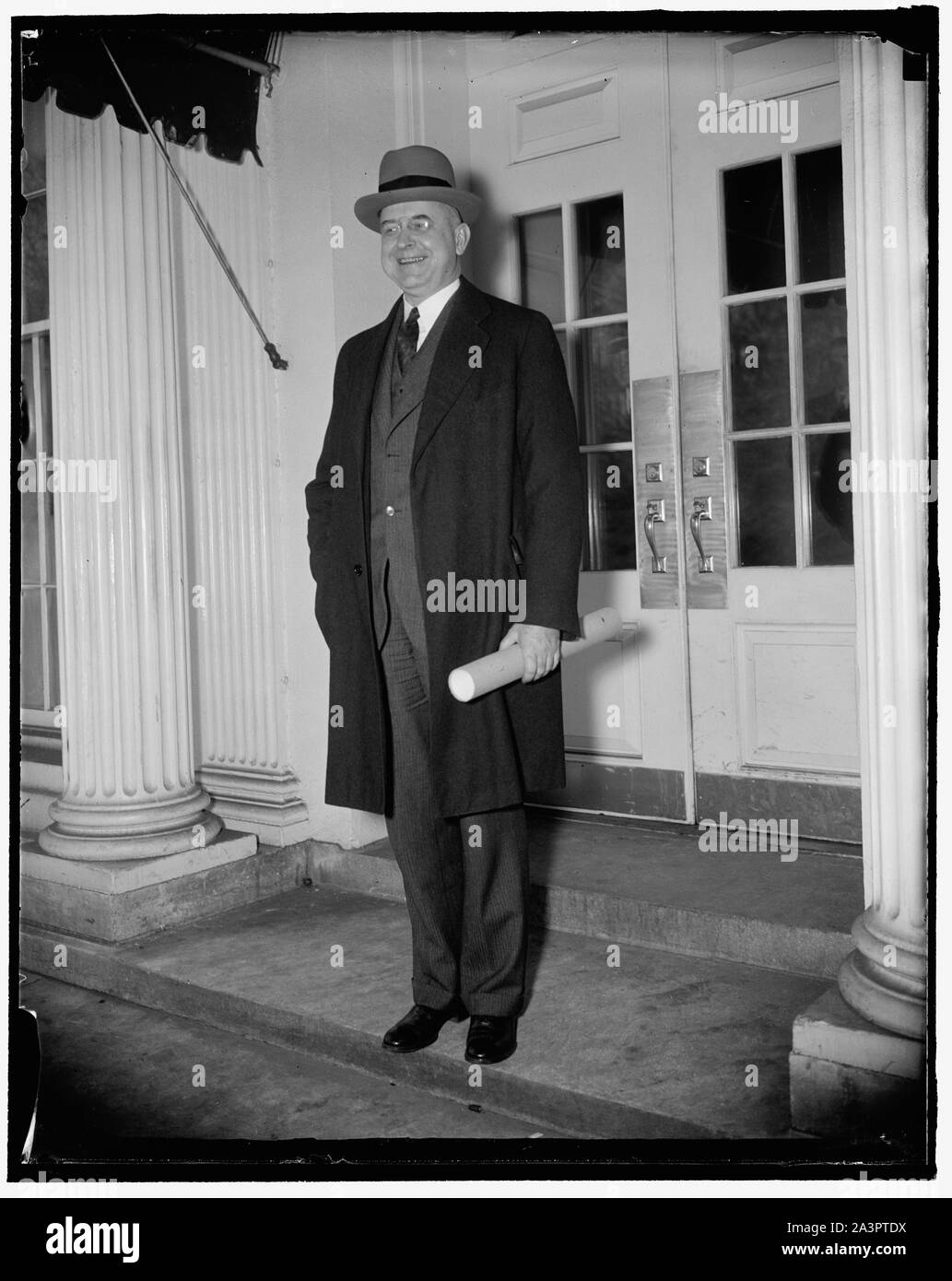 Stanley Reed empfängt Kommission. Washington, D.C., 31.01.27. Stanley Reed, fotografiert wie er das Executive Offices des Weißen Hauses, wo Präsident Roosevelt heute persönlich übergeben t o ihm seine Kommission an den Obersten Gerichtshof, 1/27/38 Stockfoto
