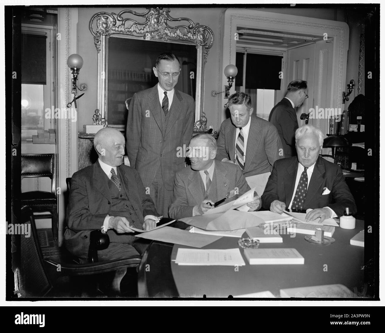 State Department verleiht privat mit Haus auf Änderungen der Neutralität handeln. Washington, D.C., den 5. Juni. Heute Treffen in Executive Session, das Haus des Ausschusses für auswärtige Angelegenheiten übertragen mit Beamten des State Department auf die vorgeschlagenen Änderungen am derzeitigen Neutralität Gesetze. Nach Rechts, sitzend: R. Walton Moore, Ratgeber, Vorsitzender Sol Bloom, Grün H. Hackworth, Abt. Legal Advisor stehend: Carlton Savage, Assistent von Moore und Rep. Charles A. Eaton von N.J. Links Stockfoto