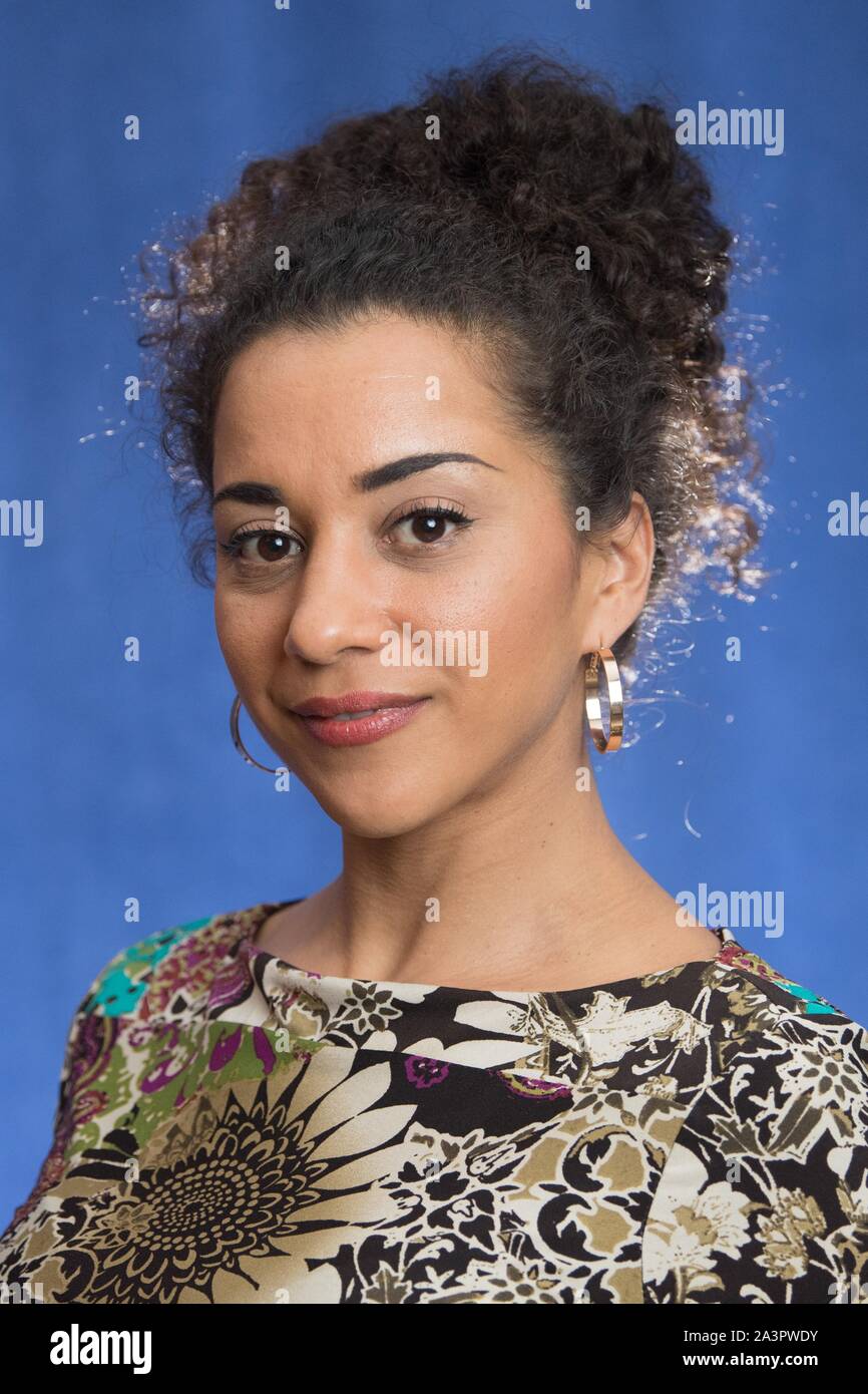 Dresden, Deutschland. 09 Okt, 2019. Nadja Benaissa, ehemaliger Sänger der Deutschen Girlgroup No Angels, steht vor einem blauen Vorhang im Boulevard Theater. Benaissa ist ein neues Mitglied des Dresdner a-capella-band medlz. Credit: Sebastian Kahnert/dpa-Zentralbild/dpa/Alamy leben Nachrichten Stockfoto