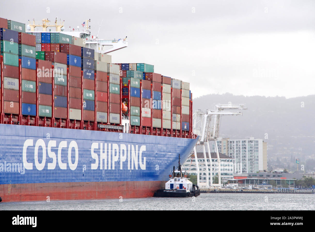 Oakland, CA - 16. Mai 2019: COSCO VERSAND ROSE Abfahrt im Hafen von Oakland. China Ocean Shipping Company ist die größte Dry Bulk Carrier in China ein Stockfoto