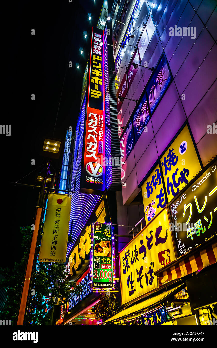 Tokyo, Japan - 13. Mai, 2019: JR Shinjuku Station ist ein wichtiger Bahnhof in Shinjuku und Shibuya in Tokio, Japan. Stockfoto