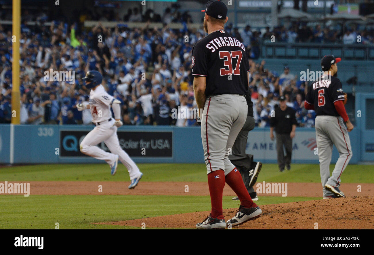 Los Angeles, USA. 09 Okt, 2019. Washington Angehörigen des Kruges Stephen Strasburg (37) Uhren Los Angeles Dodgers' Enrique Hernandez (L) runden die Grundlagen nach einem solo Home Run im zweiten Inning von Spiel 5 der Nlds im Dodger Stadium am Mittwoch, 9. Oktober 2019, in Los Angeles. Foto von Jim Ruymen/UPI Quelle: UPI/Alamy leben Nachrichten Stockfoto