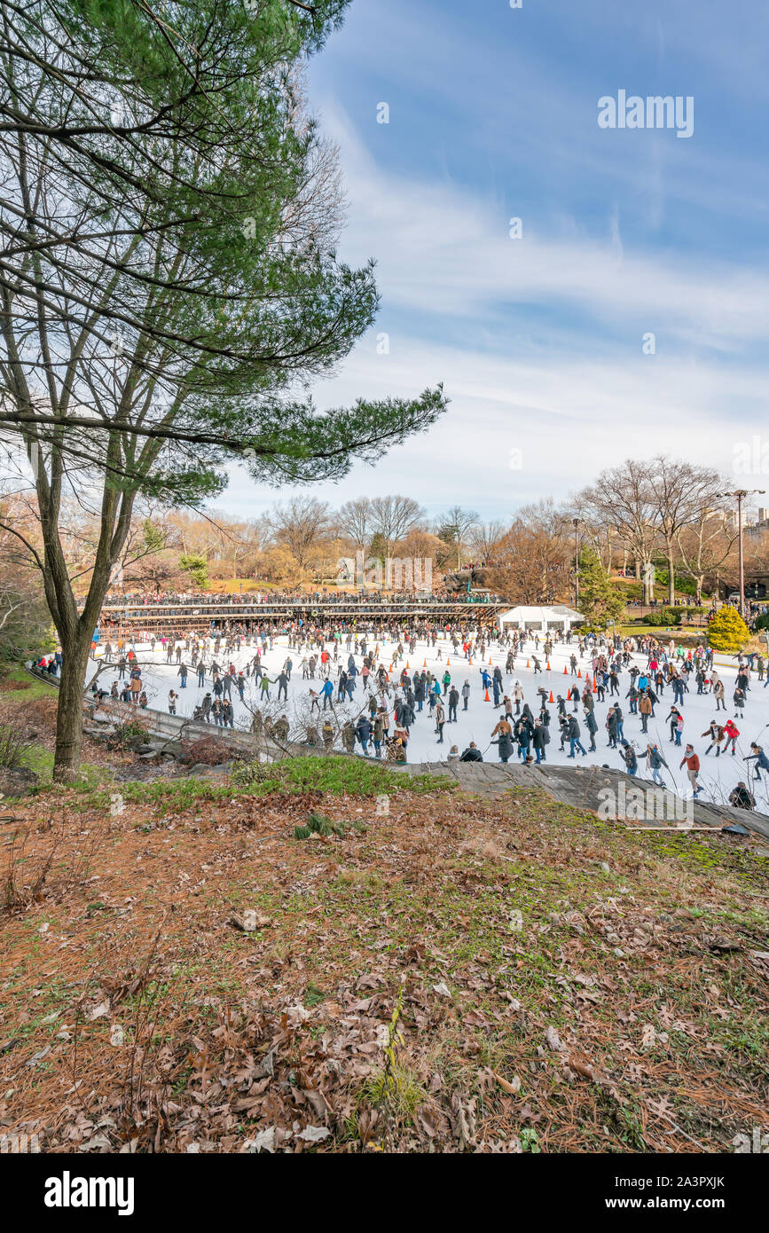 New York City, NY, USA - 25. Dezember, 2018 - Eislaufen im Central Park in einer schönen sonnigen Weihnachten, Manhattan. Stockfoto