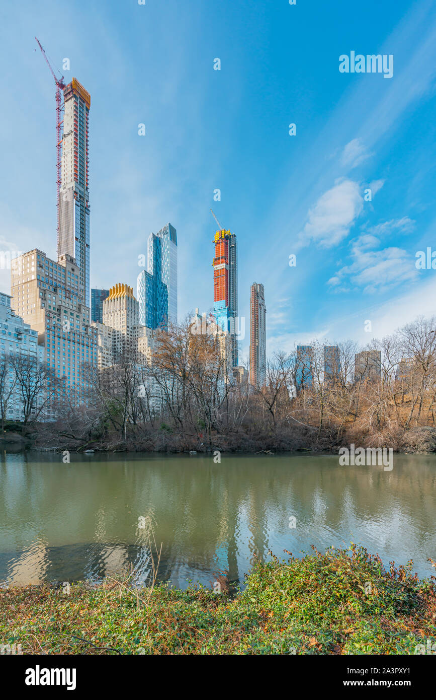 New York City, NY, USA - 25. Dezember, 2018 - Schöne kalte sonniger Tag im Central Park See mit Enten in der Nähe von Gapstow Brücke, Manhattan. Stockfoto