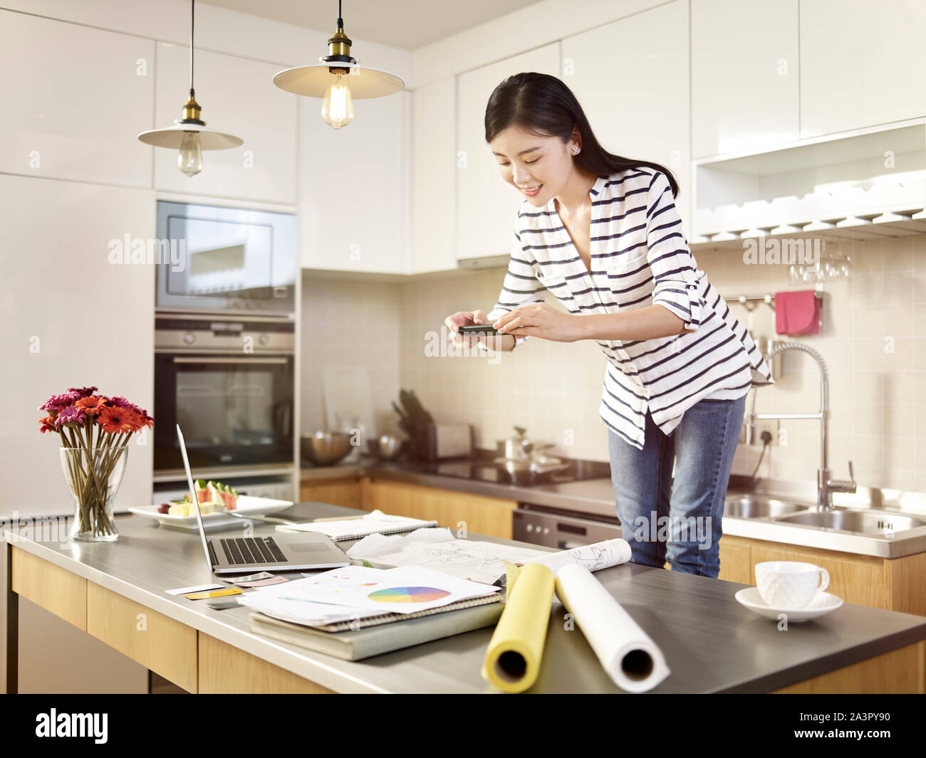 Junge asiatische Frau professionellen Designer arbeiten von zu Hause aus ein Bild von ihr mit Handy design. Stockfoto