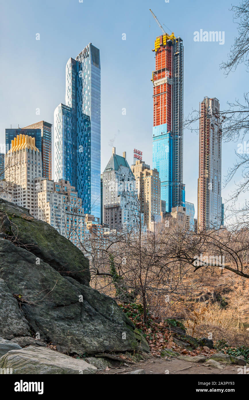 New York City, NY, USA - 25. Dezember 2018 - die schöne Architektur Skyline Gebäude in einem kalten sonnigen Tag im Central Park am See in der Nähe von Spalt Stockfoto