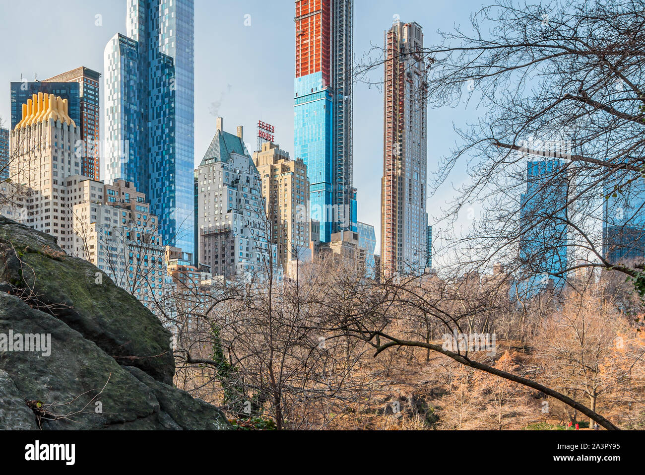 New York City, NY, USA - 25. Dezember 2018 - die schöne Architektur Skyline Gebäude in einem kalten sonnigen Tag im Central Park am See in der Nähe von Spalt Stockfoto