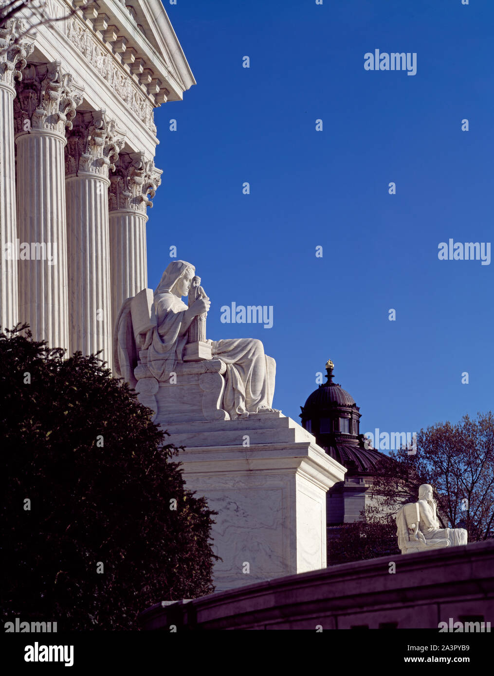 Statuen von Bildhauer James Earle Fraser außerhalb des U.S. Supreme Court Building, Washington, D.C Stockfoto