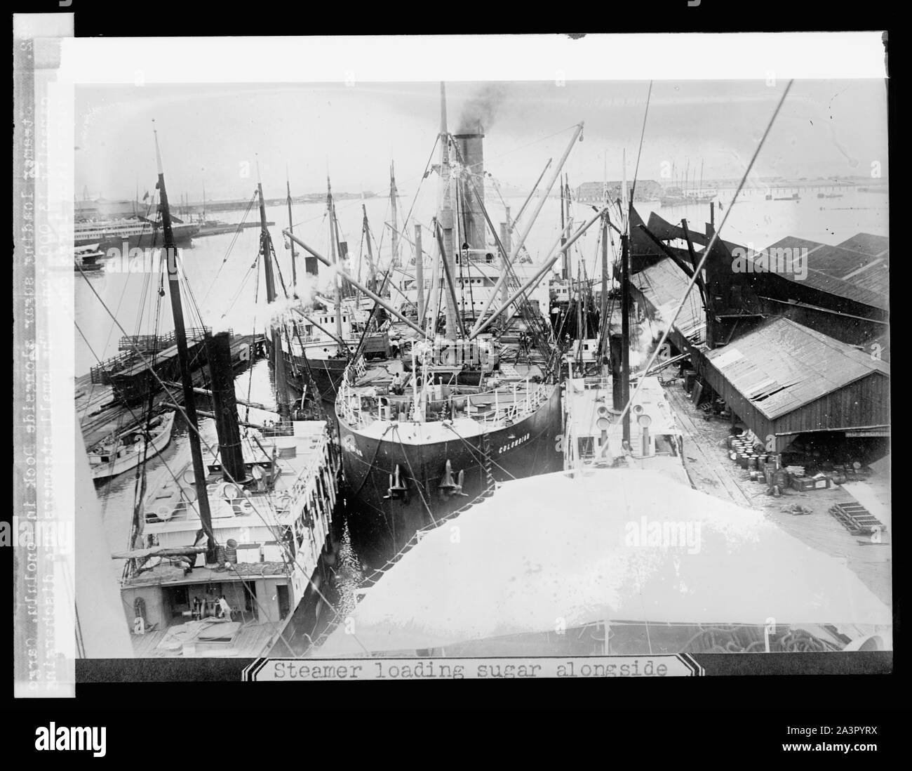 Dampfgarer laden Zucker neben Dock in Honolulu, Hawaii Inseln] Cargo Kapazität 12.000 Tonnen. Der kleine Dampfer sind entladen Zucker in großen. Stockfoto