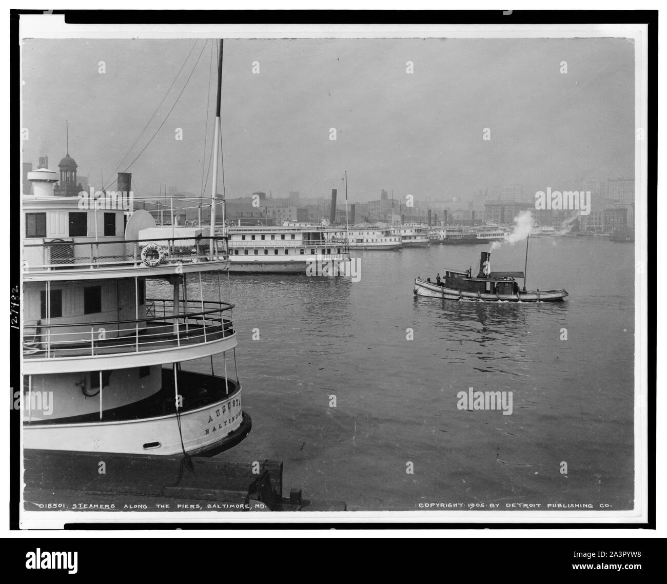 Dampfer entlang des Piers, Baltimore, Md. Stockfoto