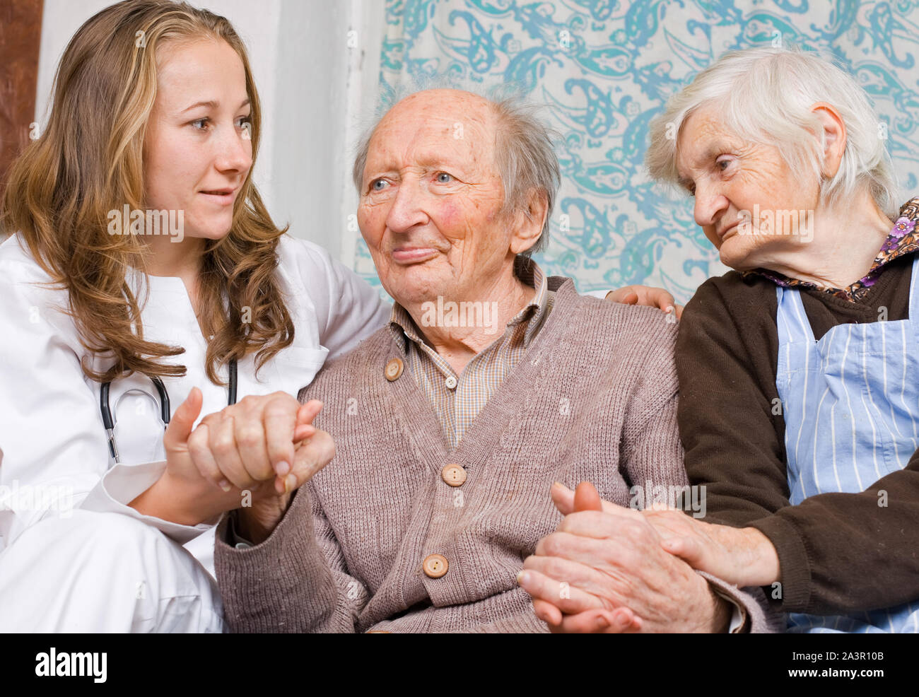 Alte Paar an den jungen Arzt Stockfoto