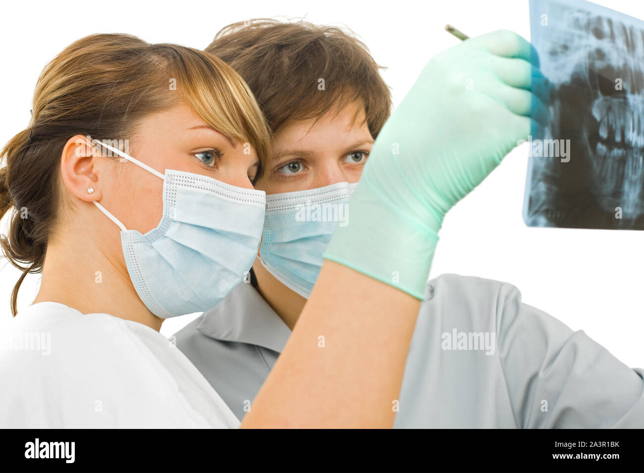 Zwei süssen jungen Arzt untersuchen die zahnmedizinische Rx Stockfoto