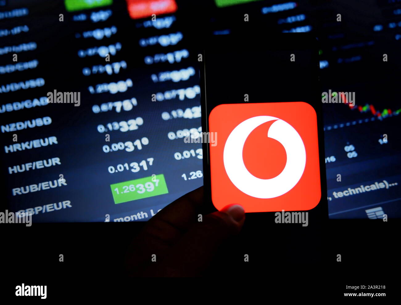 In diesem Foto, Illustration zu einem beliebten Telekommunikationsunternehmen Vodafone logo gesehen auf dem Smartphone angezeigt. Stockfoto