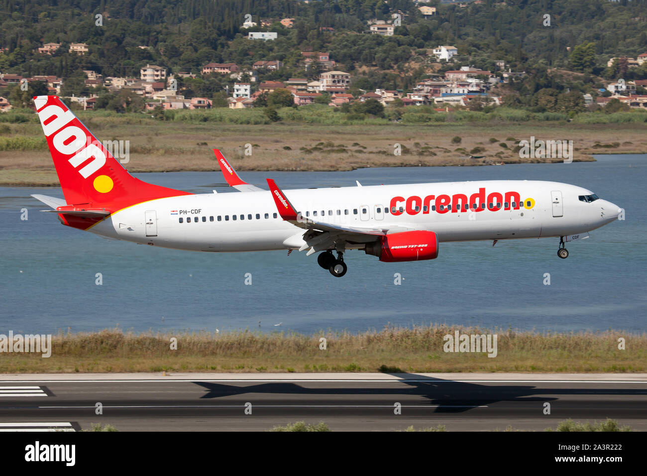 Eine niederländische Corendon Airlines Boeing 737-800 Landeanflug auf Korfu. Stockfoto